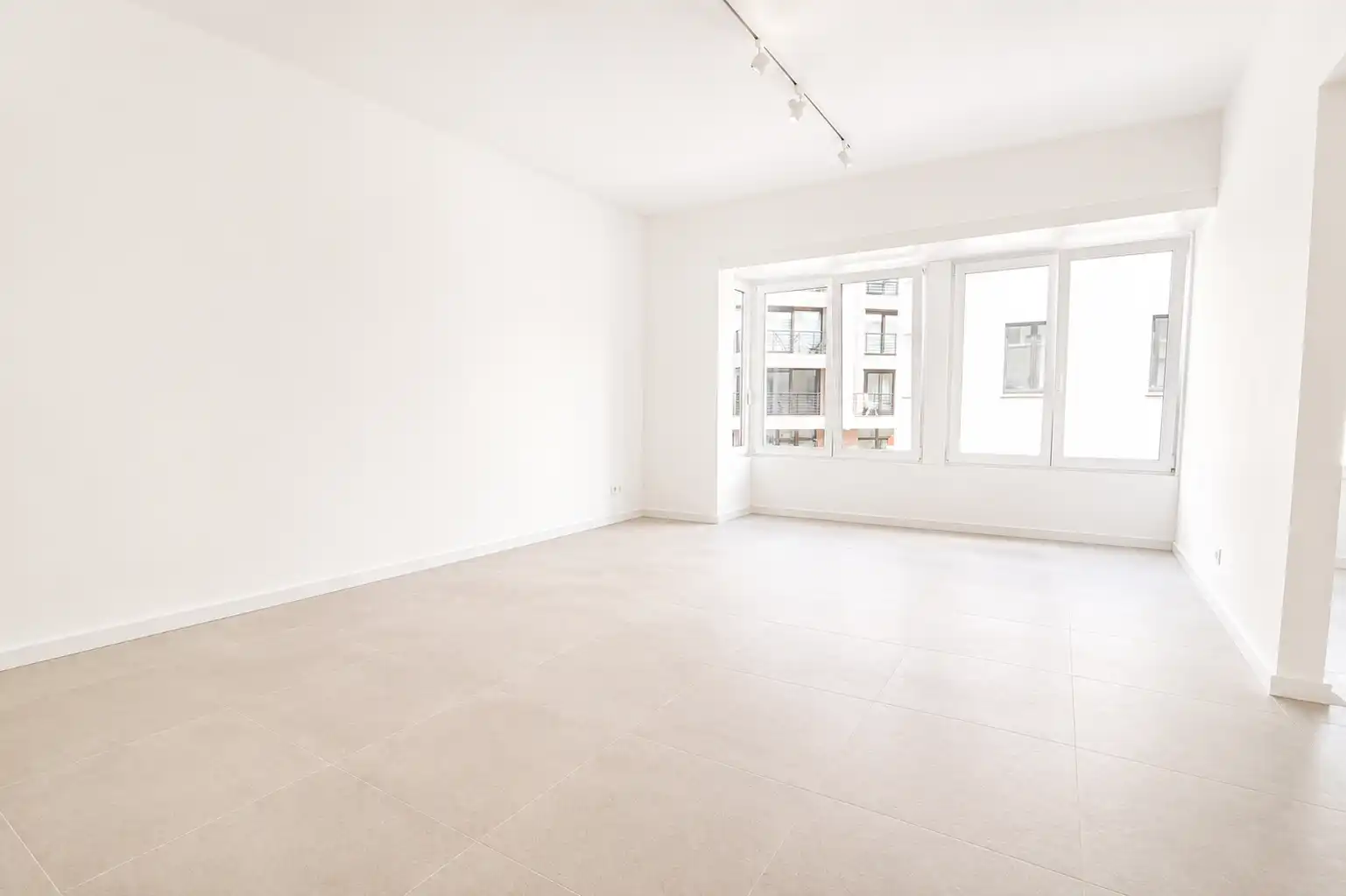 Instapklaar appartement met 2 slaapkamers met terras. foto 2