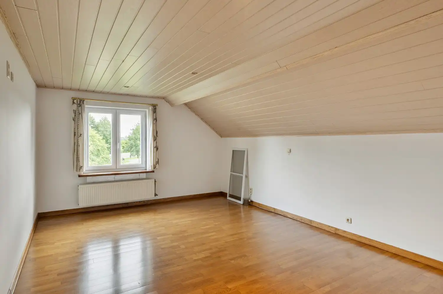 Ruime woning | 6 slpks | grote tuin foto 24