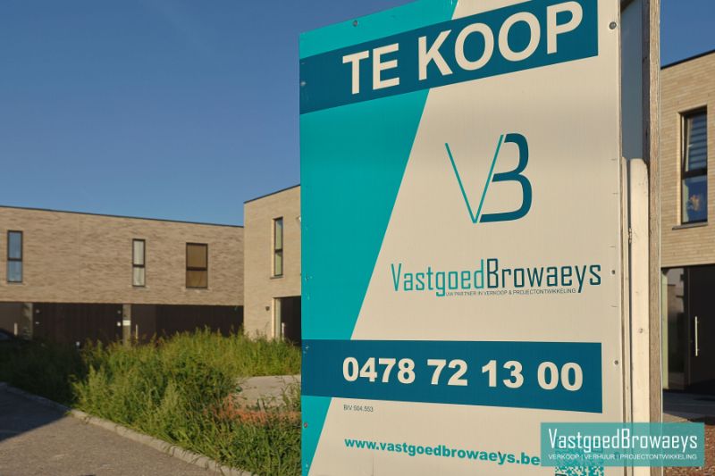 HOB met garage en zonrijke tuin nabij tal van verbindingswegen foto 2
