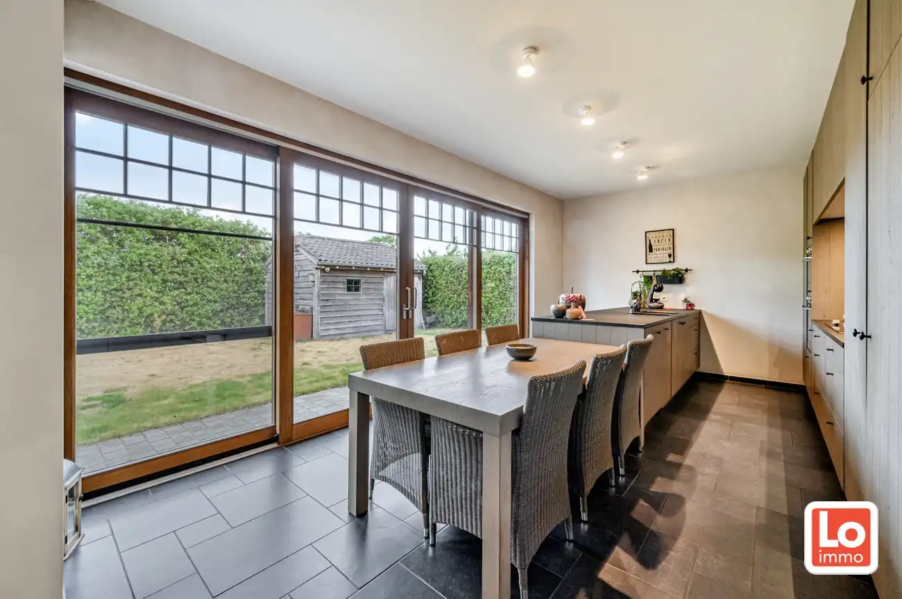 VERKOCHT! Ruime, charmante en degelijke alleenstaande villa met inpandige garage op een rustige en makkelijk bereikbare locatie tussen Lochristi en Gent. foto 15