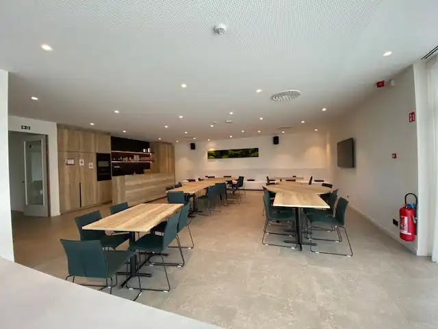 Stijlvolle kantoorruimte 300+m² met 16 autostaanplaatsen ideale ligging langs E313. foto 17