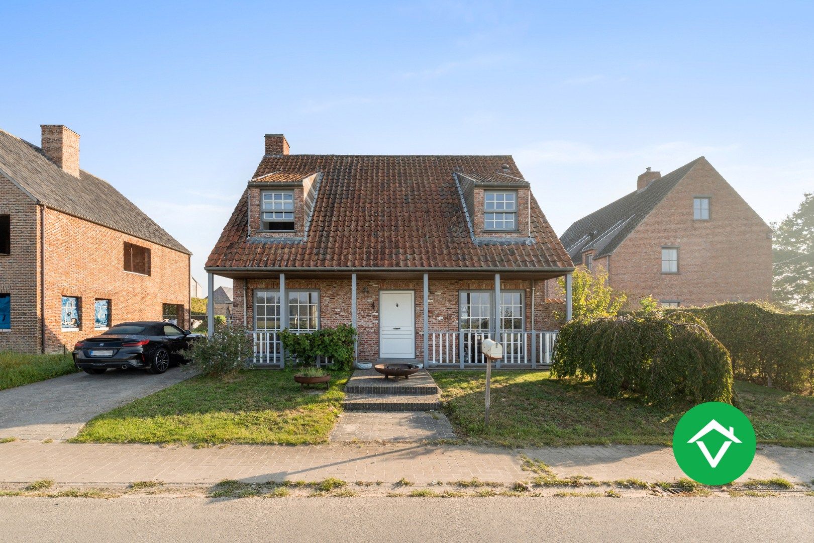 Charmante landelijke woning met drie slaapkamers, ruime garage en prachtig vergezicht te Bovekerke (Koekelare) foto {{pictureIndex}}