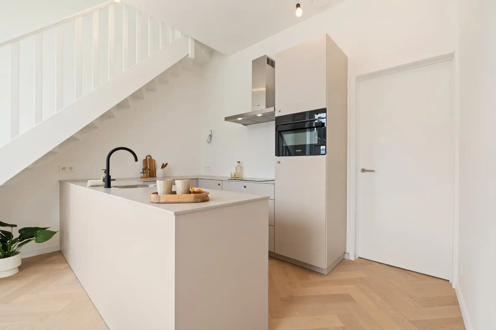 Luxueus penthouse duplex te koop in Oostende in Villa Rembrandt met terras, karaktervolle renovatie en moderne afwerking foto 3