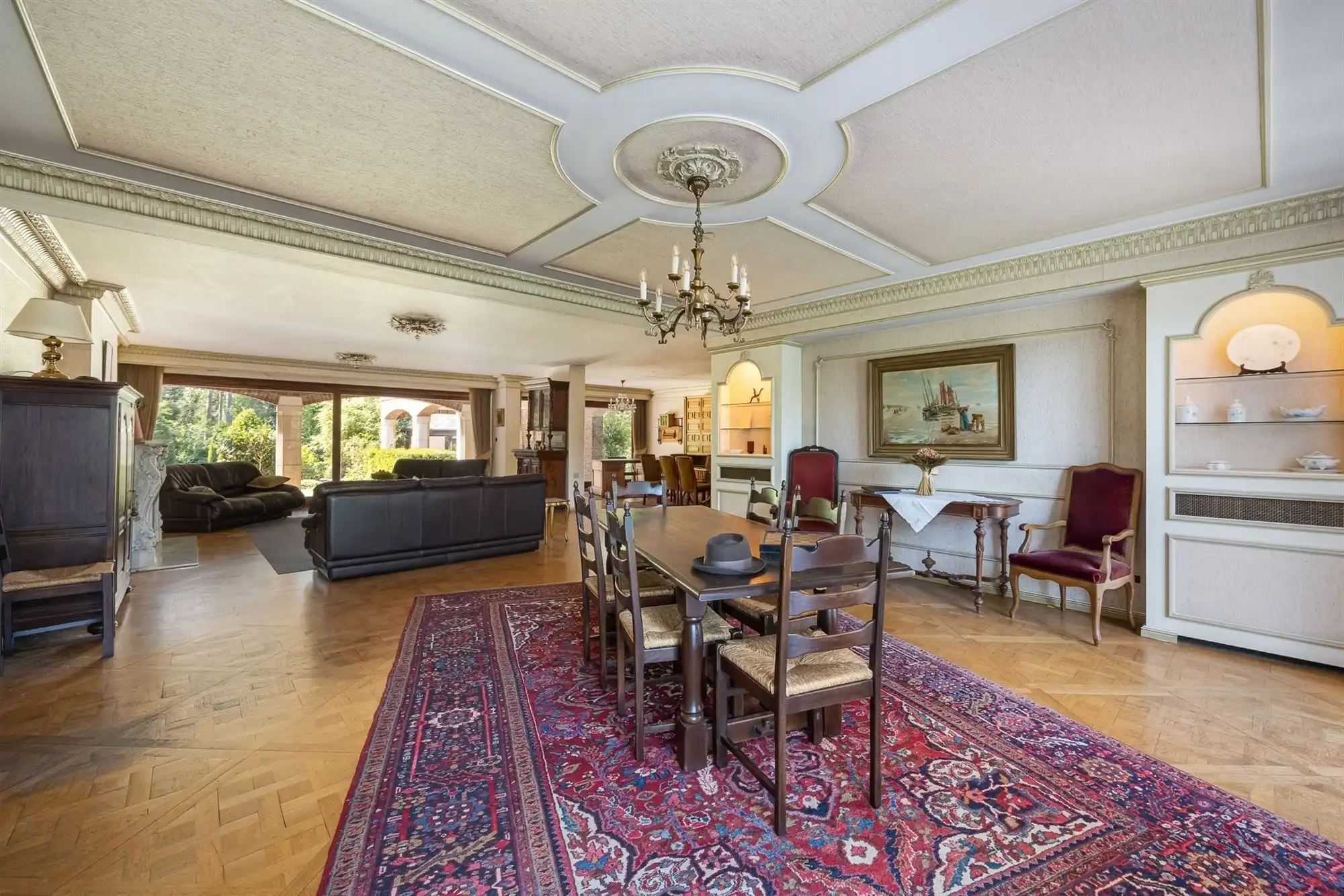 Villa met bijgebouwen op prachtig perceel foto 4