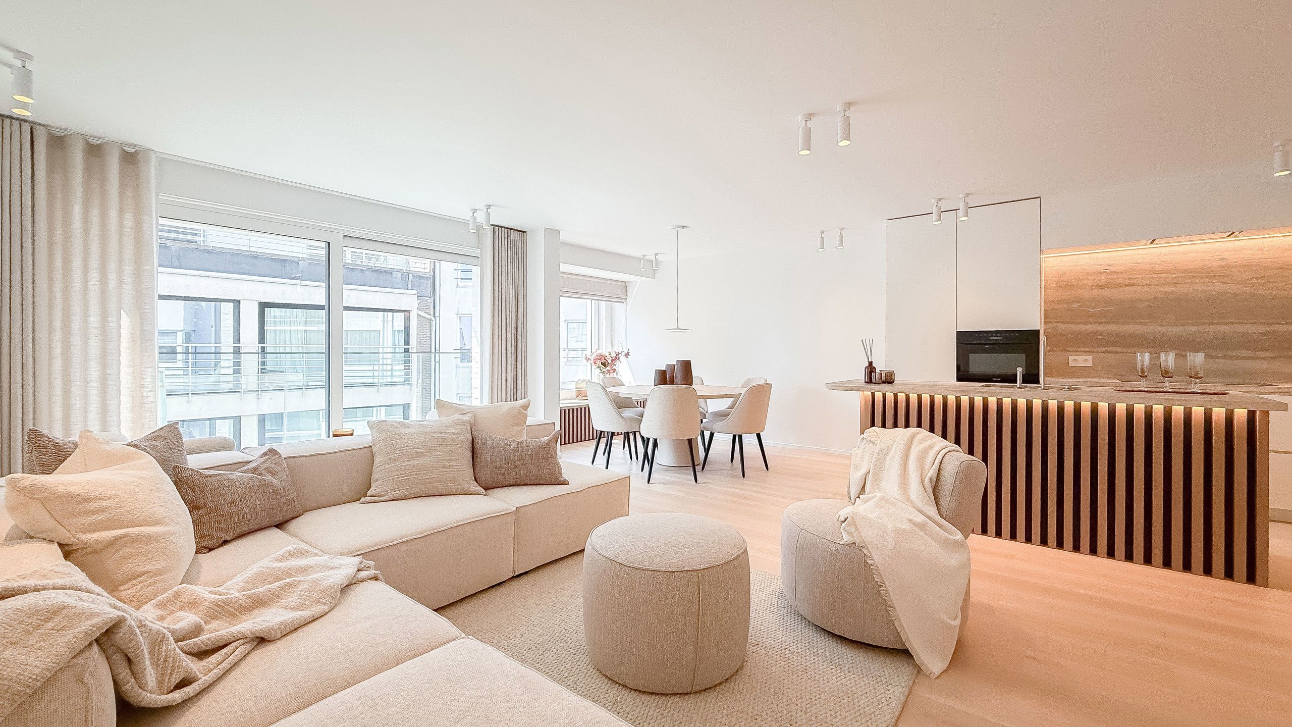 Volledig gerenoveerd appartement / Gemeubileerd / met garage foto {{pictureIndex}}