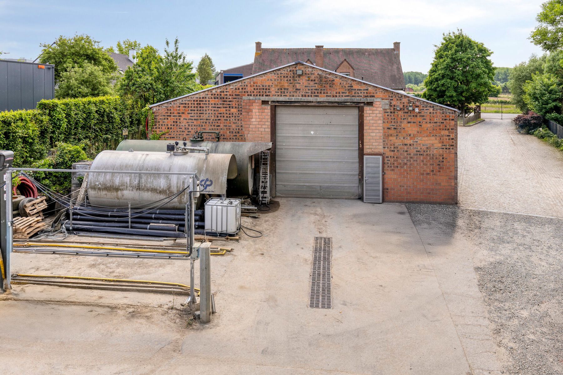 Woning met loods en vrachtwagenparking op toplocatie foto 19