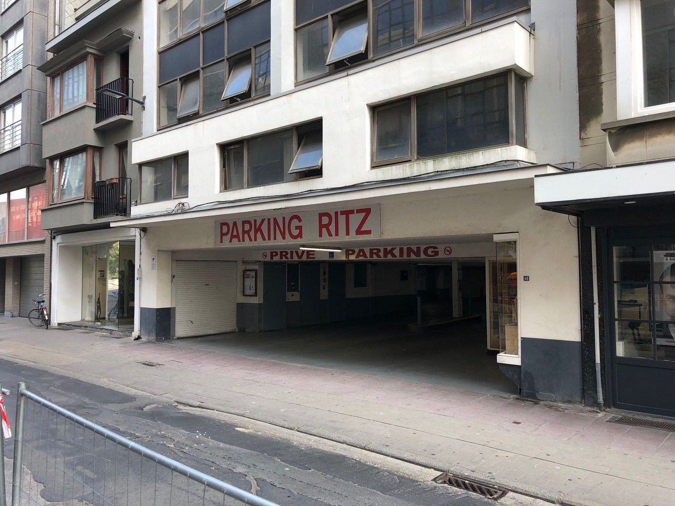 PARKING RITZ foto {{pictureIndex}}