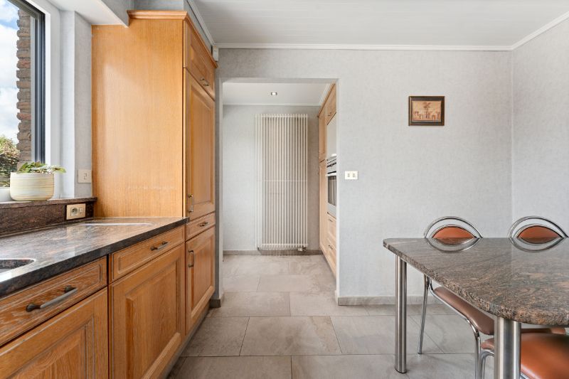 Hooglede. Zeer verzorgde gelijkvloerse villa met 3-4 slaapkamers, dubbele garage en kleine bergloods. Uiterst rustig gelegen overal dichtbij op een prachtige locatie! Ideaal voor bewoners met  extra bergruimte. foto 7