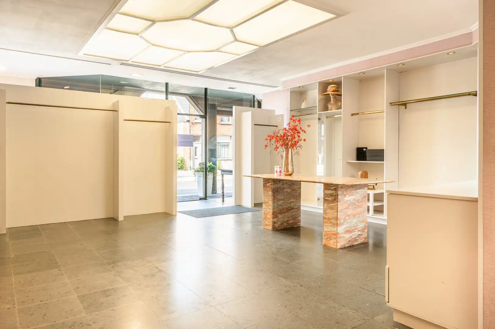 Handelspand op toplocatie met uitstekende visibiliteit! foto {{pictureIndex}}