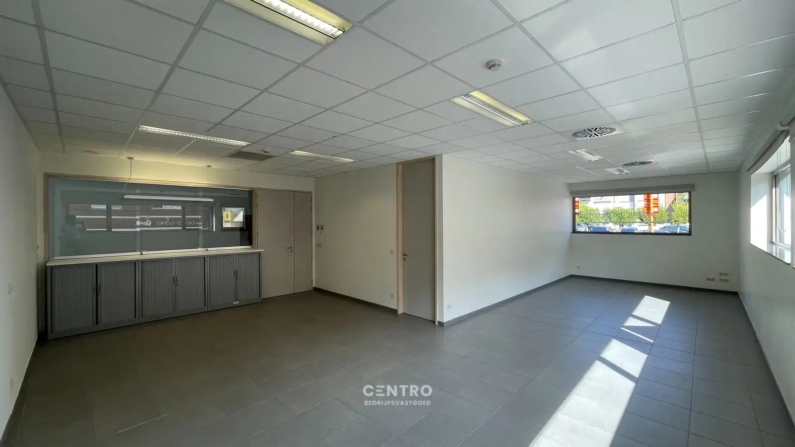VOLLEDIG VERNIEUWDE en instapklare KANTOORRUIMTE op gelijkvloers (± 55m²)  met UITSTRALING op de markt van Knesselare! Ruime parkeergelegenheid langs de openbare weg. foto {{pictureIndex}}
