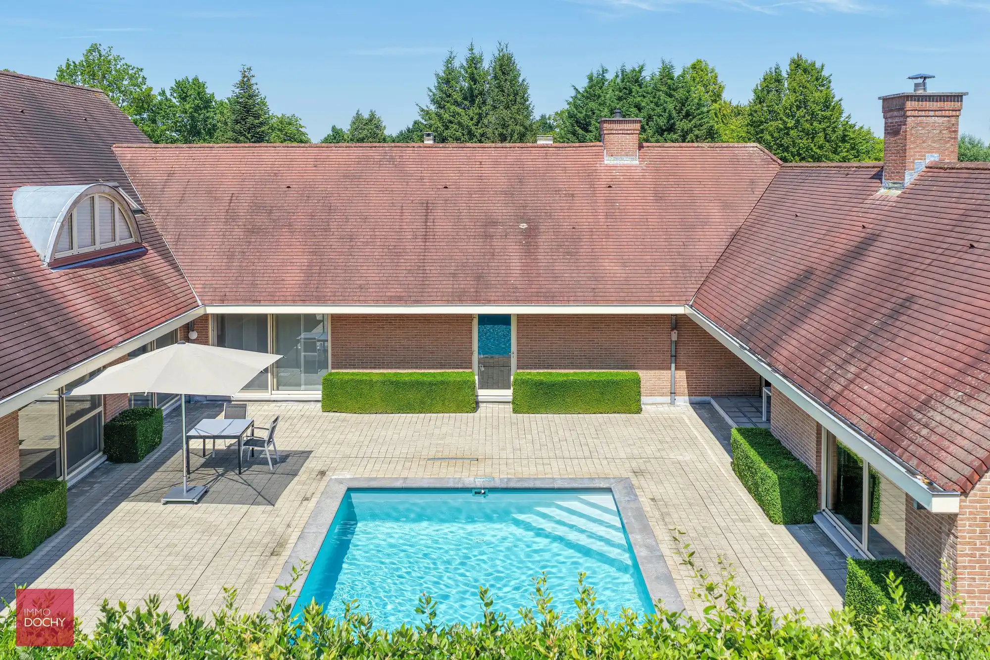 Ruime villa met zwembad nabij ziekenhuis foto 8