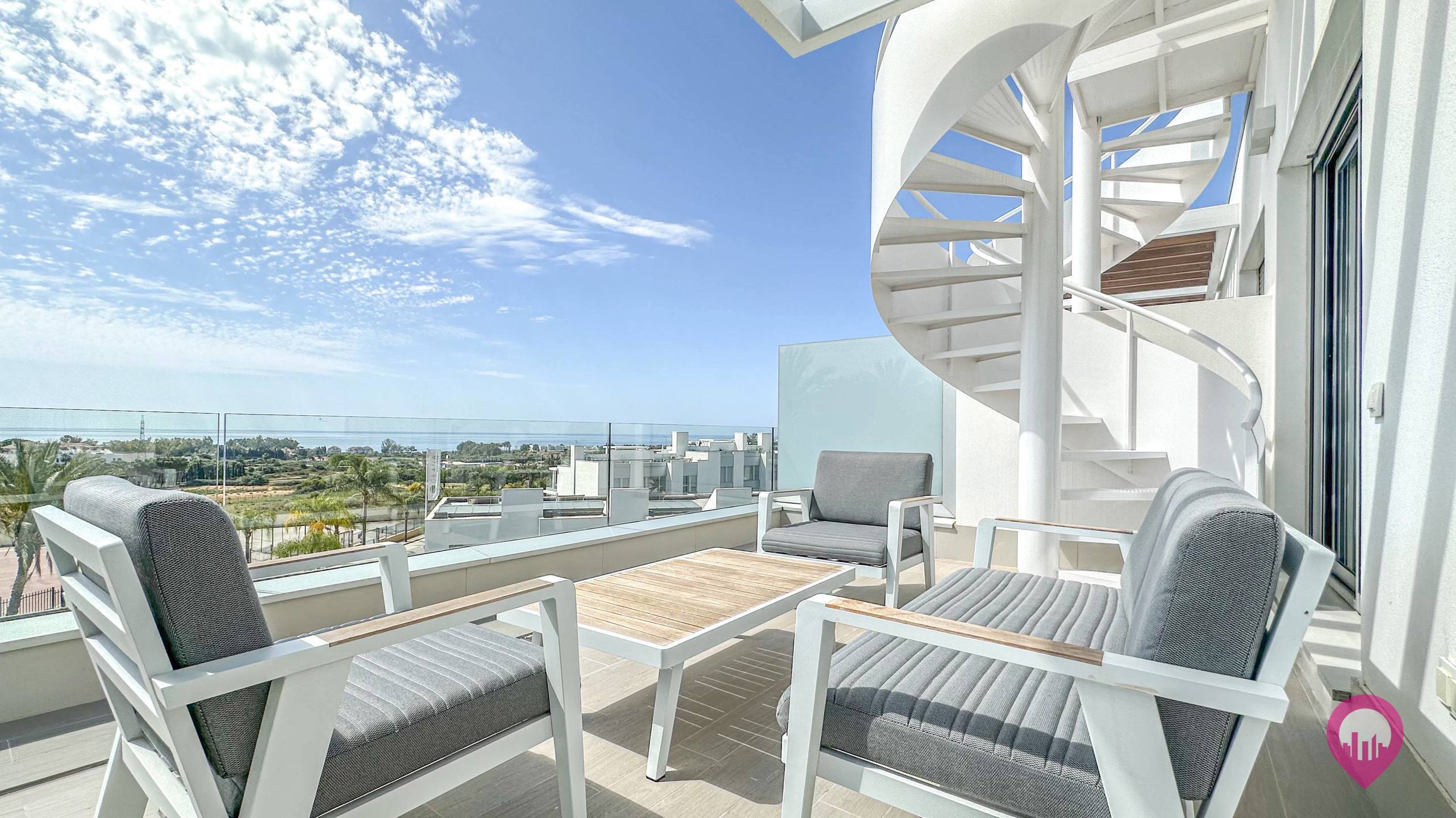 Luxe duplex penthouse met panoramisch dakterras in luxe resort te Marbella foto 17