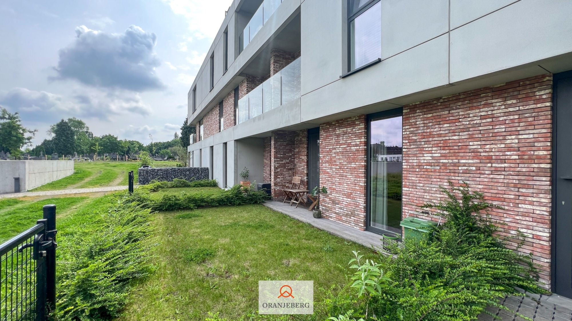 Luxe 2 slaapkamerappartement met 2 terrassen en privatieve tuin foto 33