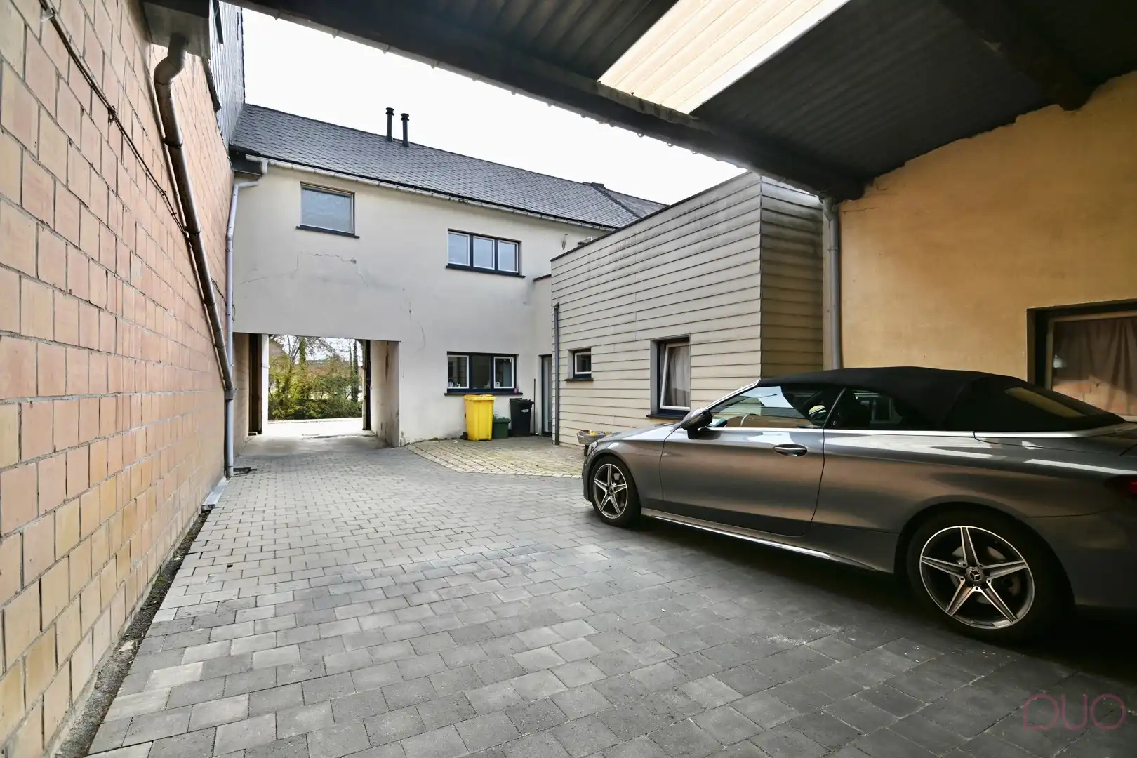 Opbrengsteigendom bestaande uit twee ruime appartement en autostaanplaats foto 2