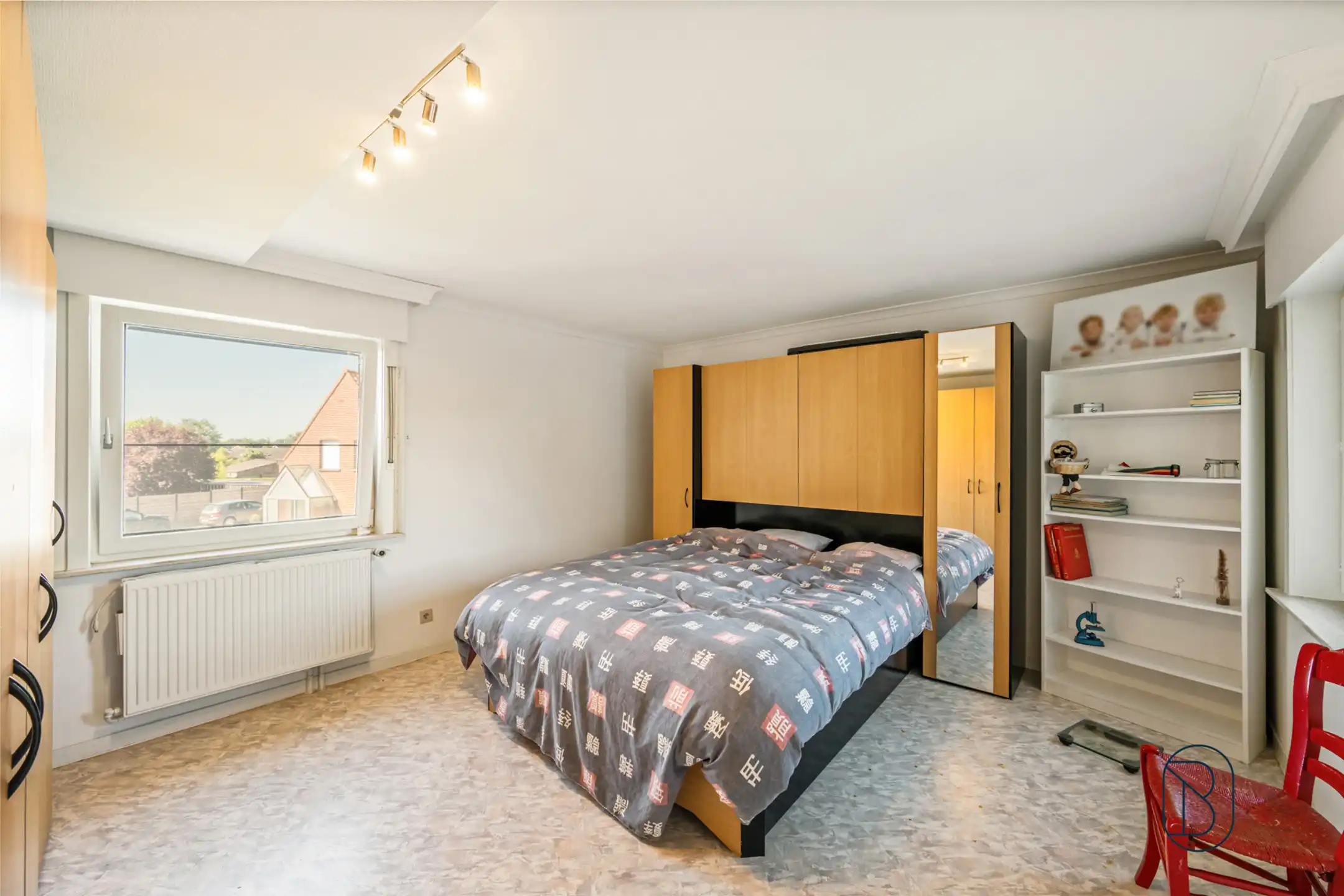 Ruime instapklare gezinswoning met garage en oprit foto 16