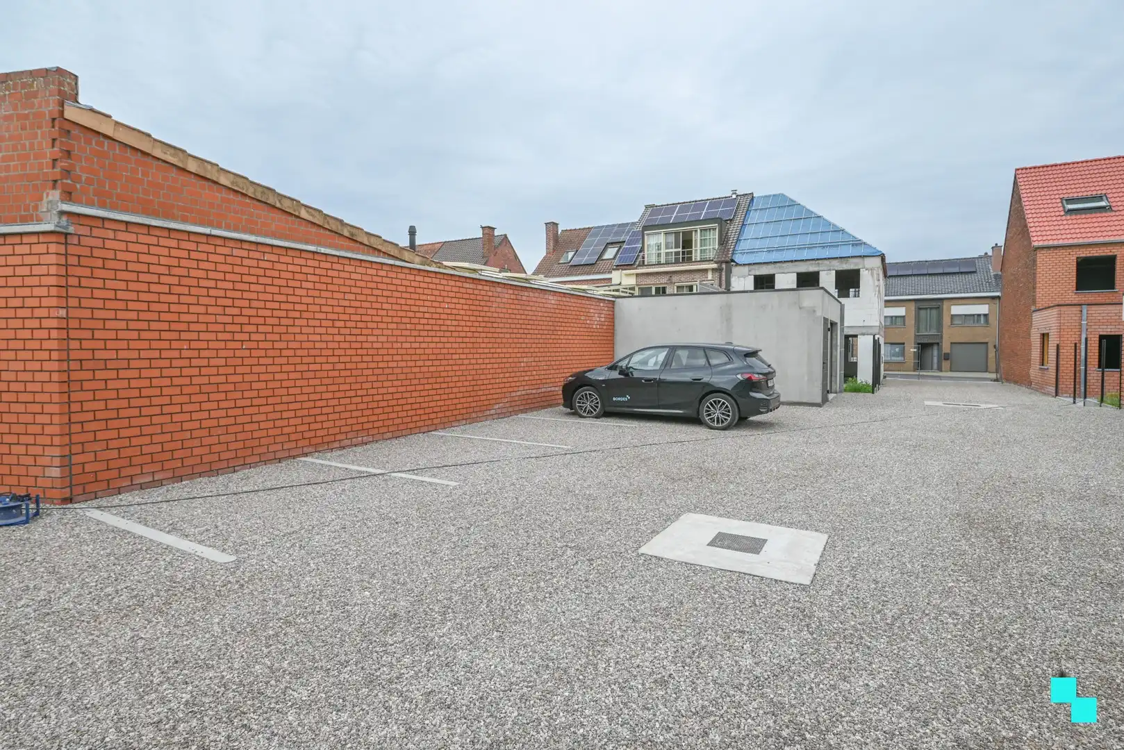 Autostaanplaatsen op centrale ligging in Izegem foto {{pictureIndex}}