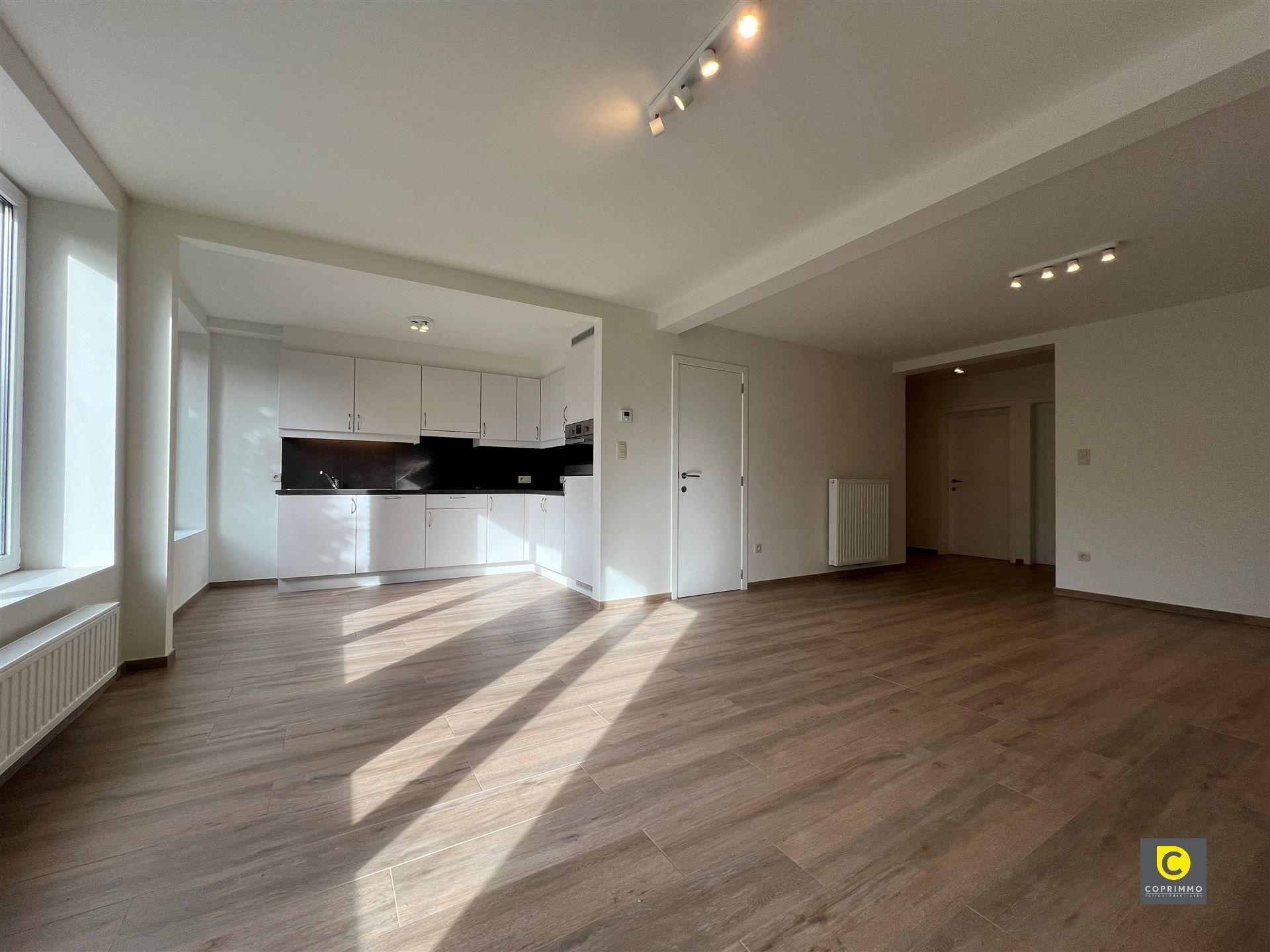 Instapklaar 2 slaapkamer appartement! foto {{pictureIndex}}