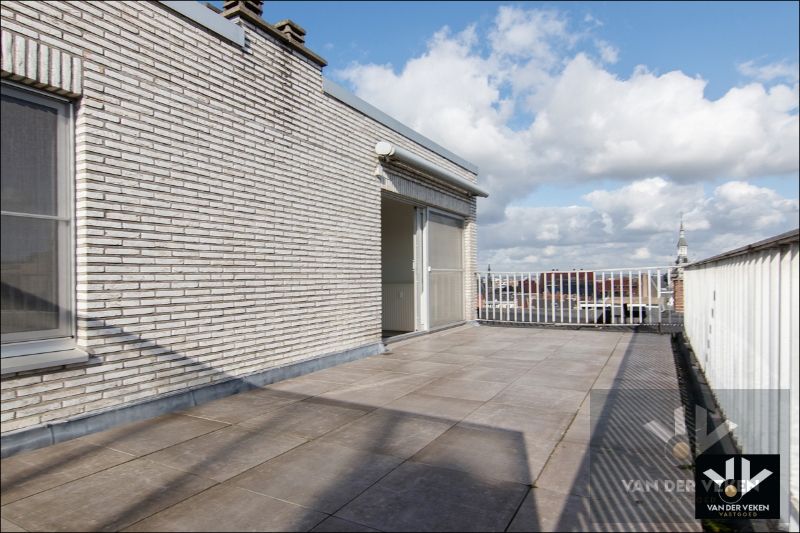 Gerenoveerd en instapklaar penthouse in hartje Hasselt (Leopoldplein) met prachtig uitzicht! foto 7