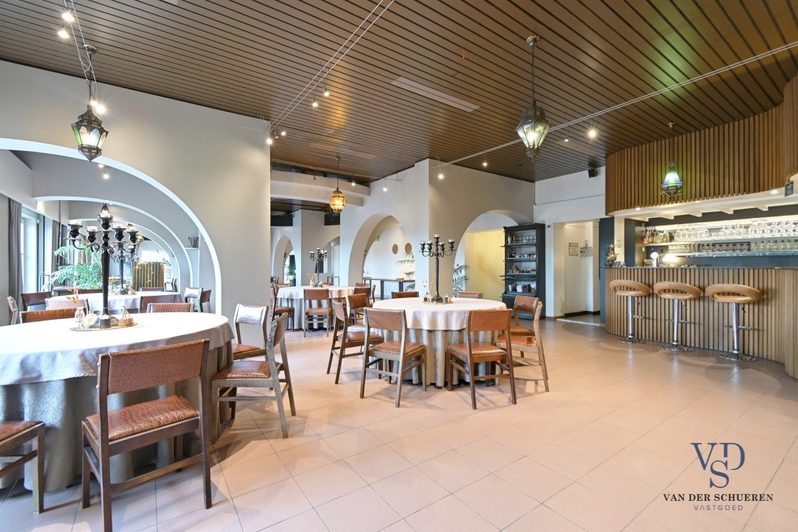 Feestzaal met uitzonderlijke woongelegenheid. foto 13