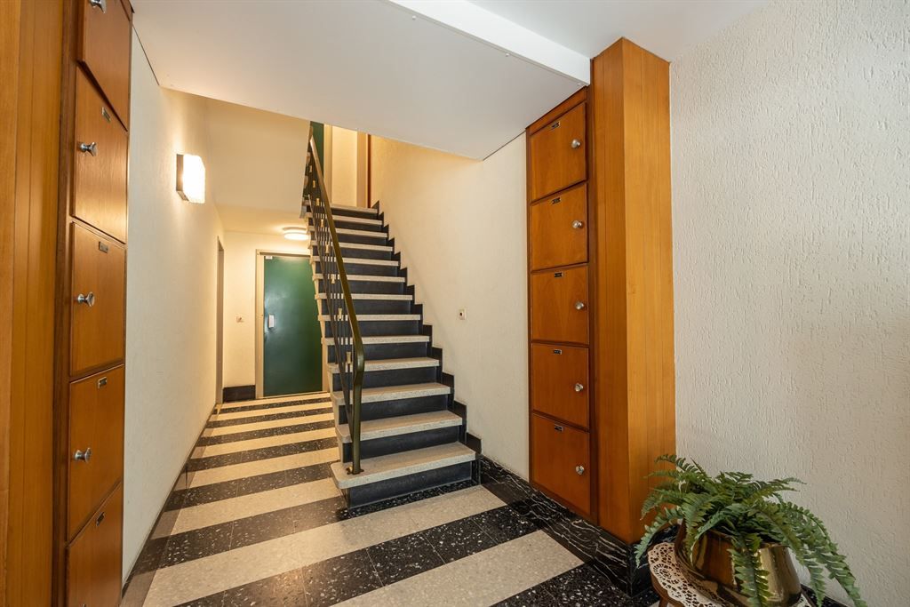 Lichtrijk, op te frissen appartement  foto 17