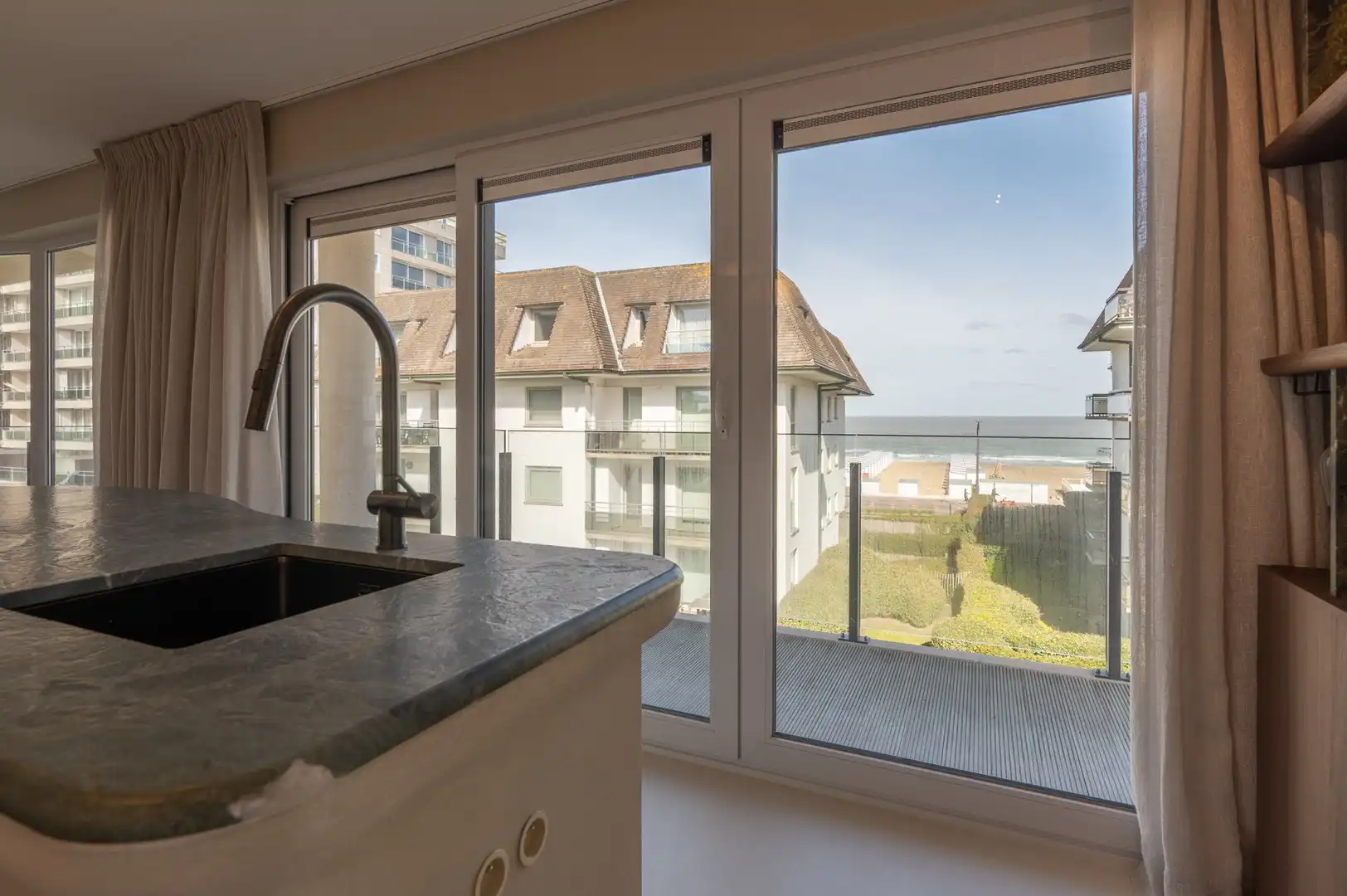 Instapklaar appartement met frontaal zeezicht in het Zoute. foto 12