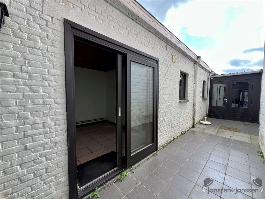 Centraal gelegen te renoveren woning foto 8