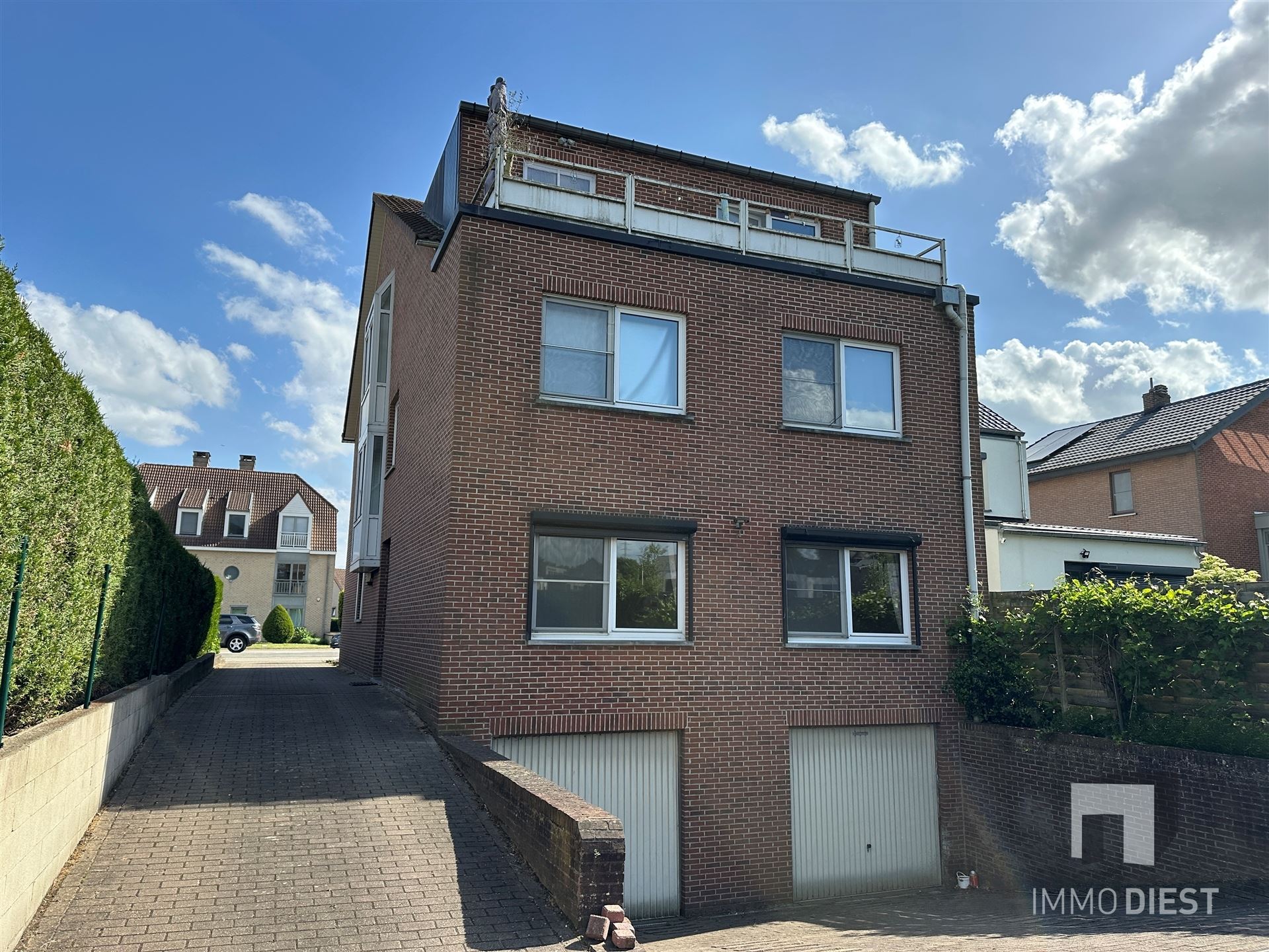 Building met 3 woonentiteiten en 3 garages foto 45