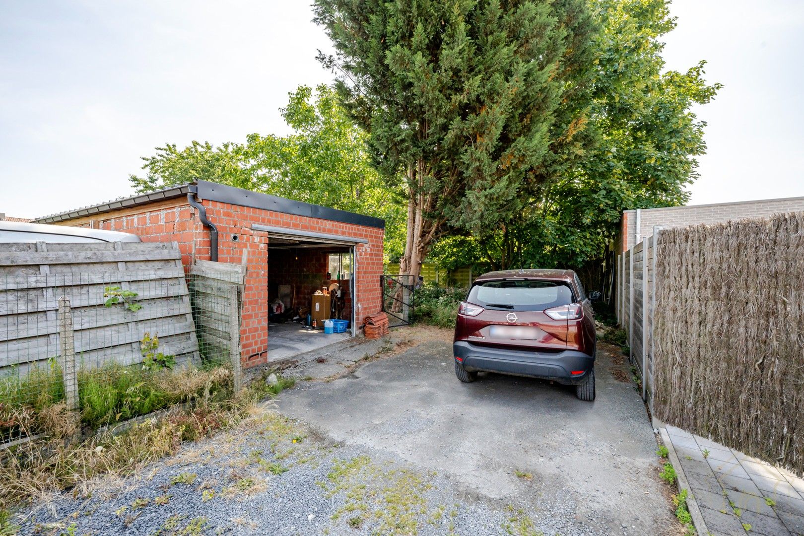 Te renoveren woning met garage, uitweg en grote tuin in hartje Zwevegem foto 13