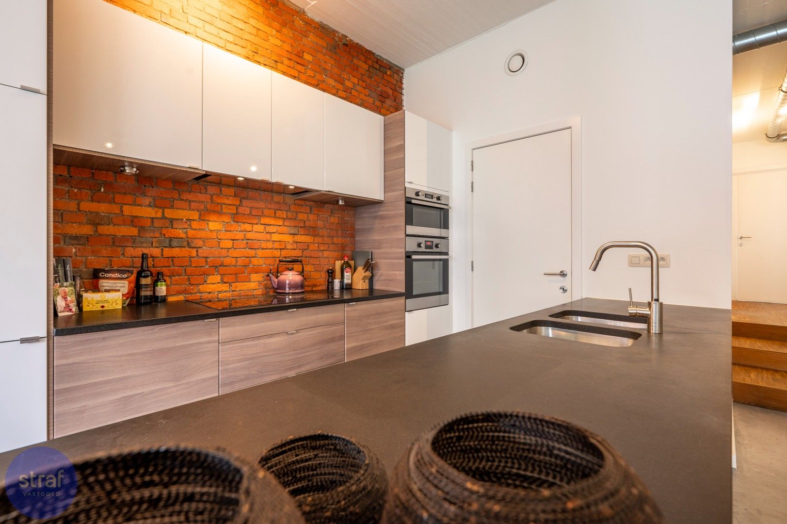 Moderne loft met open leefruimte en gezellige stadstuin in Berchem foto 10