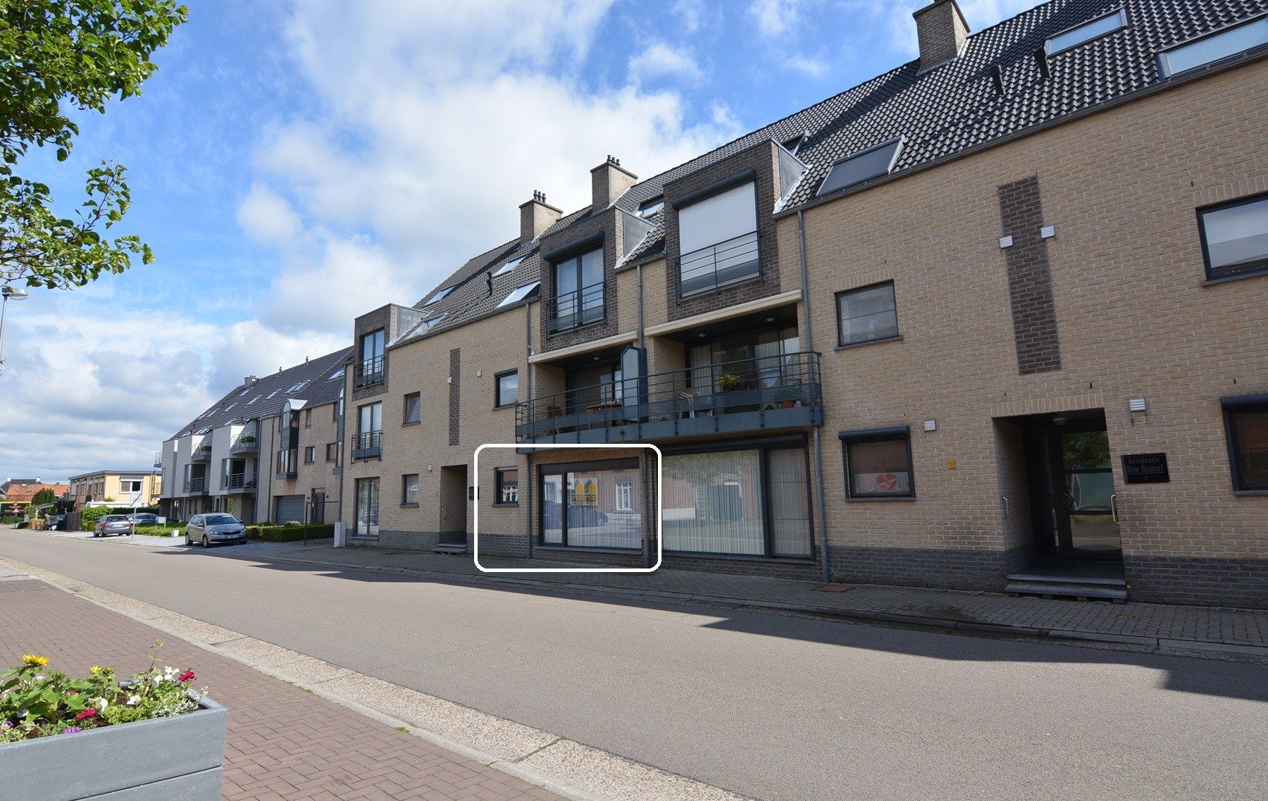 Gelijkvloersappartement met 2 slpks en kelderberging. foto {{pictureIndex}}