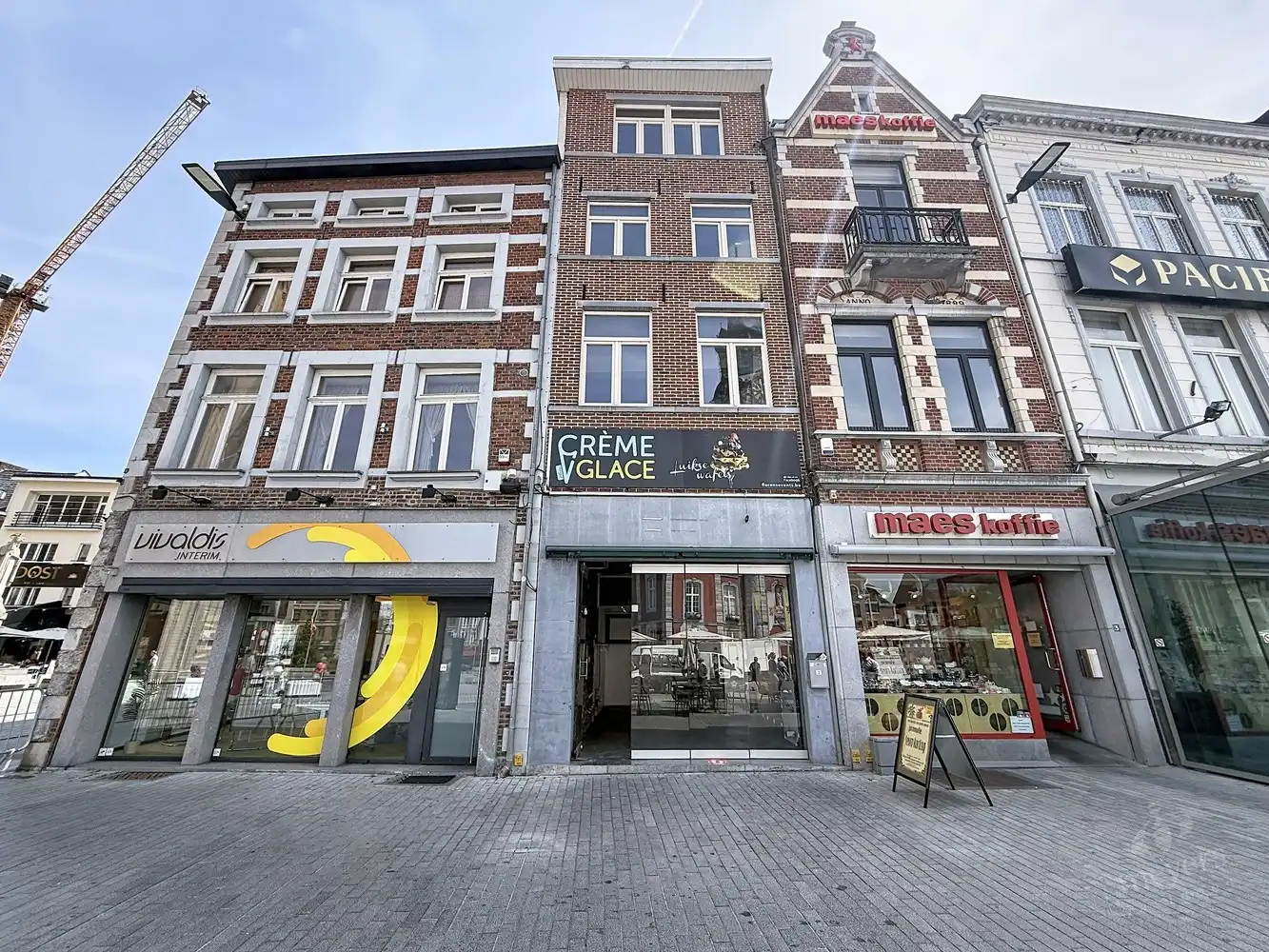 Handelspand met ruime woonst aan de Grote Markt van Sint-Truiden foto {{pictureIndex}}