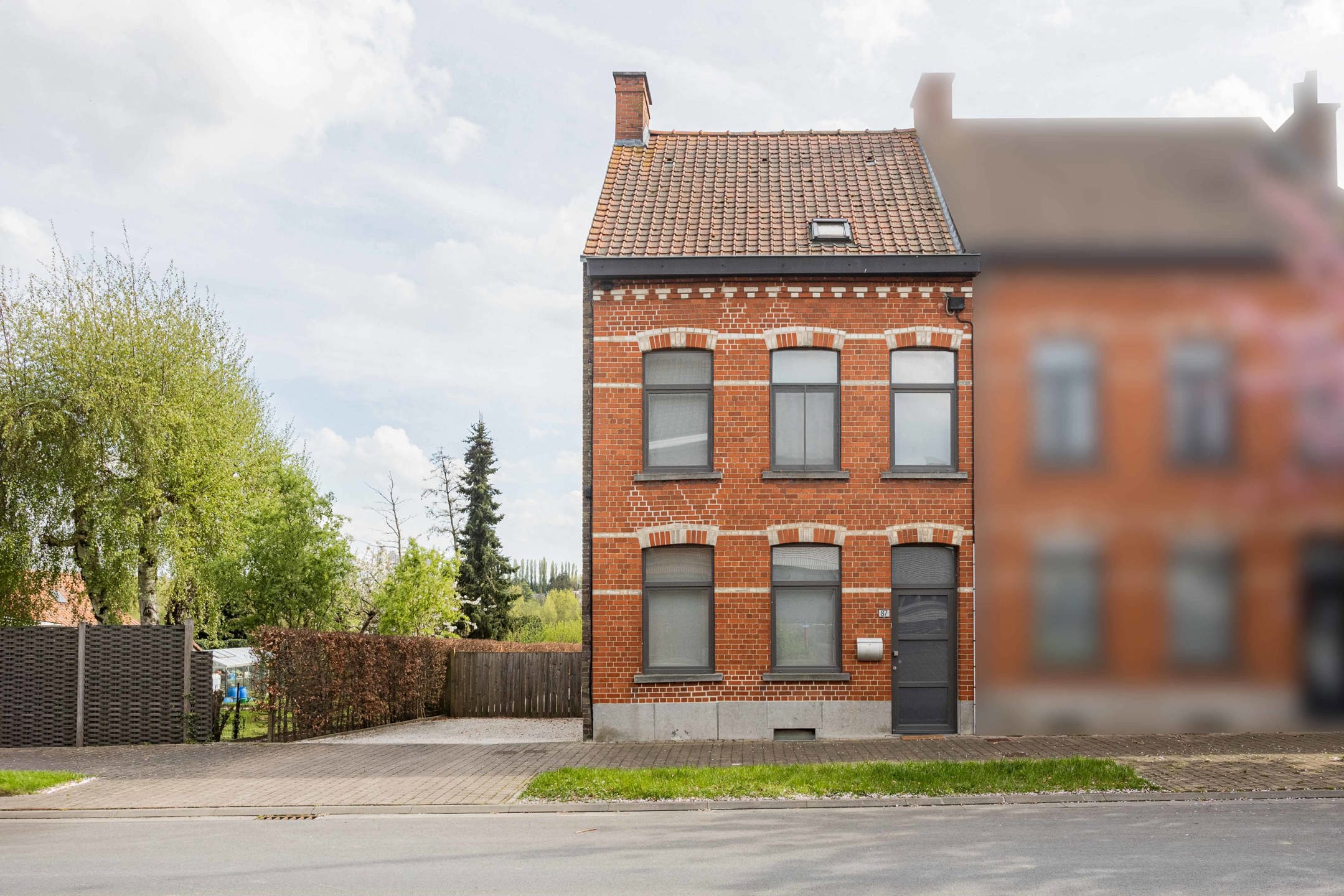 Gunstig gelegen halfopen bebouwing met grote tuin. foto 2