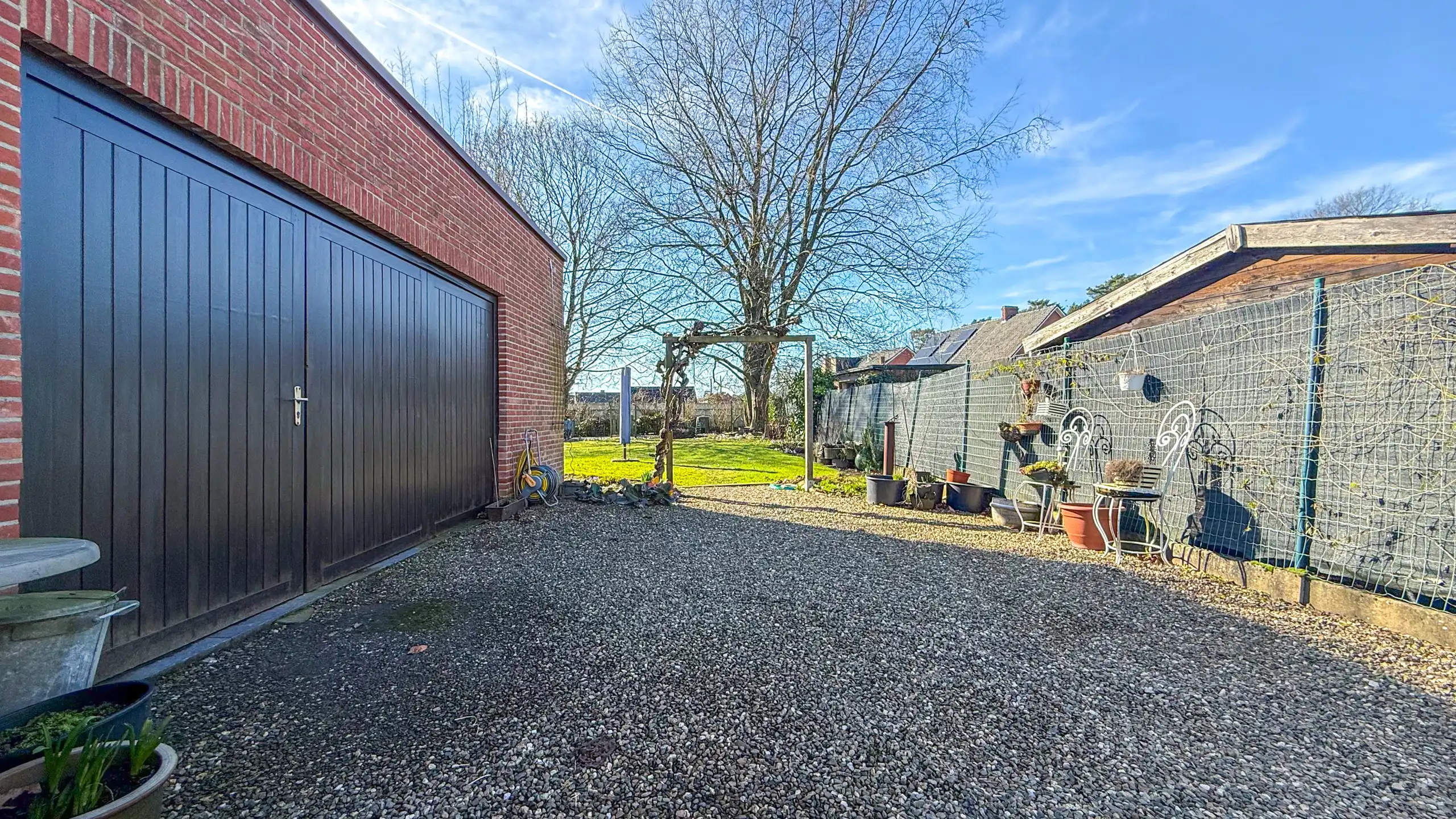 Ruime gezinswoning met zeer grote garage of opslagruimte! foto 34