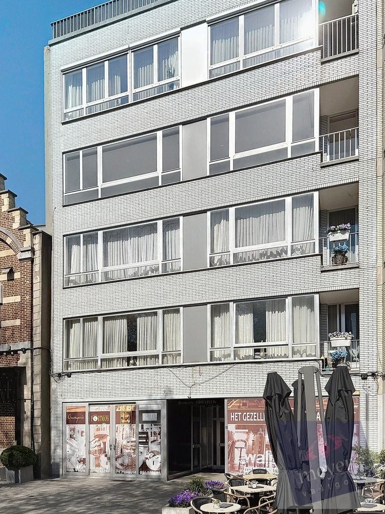Ruim en lichtrijk appartement met 3 slaapkamers in hartje Hasselt foto {{pictureIndex}}