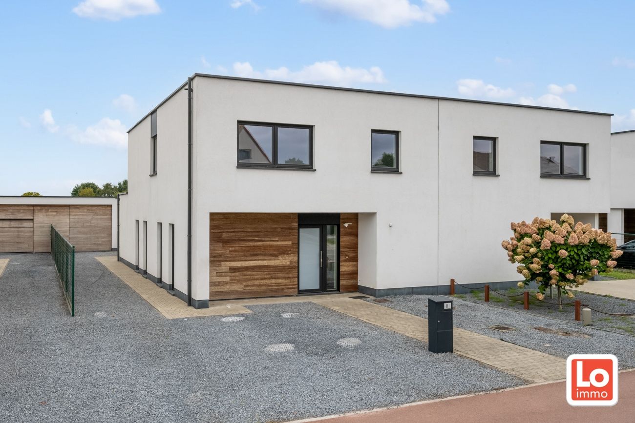 Moderne en instapklare halfopen woning met afzonderlijke garage in Lochristi! foto {{pictureIndex}}