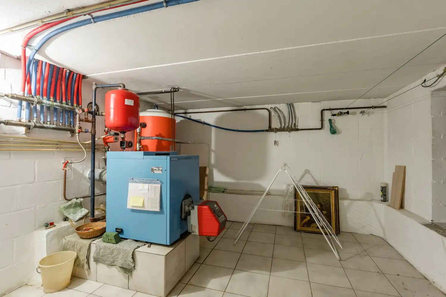 Mooie vrijstaande woning te koop vlakbij het centrum met 4 slaapkamers rustig gelegen op 10a10ca. foto 24