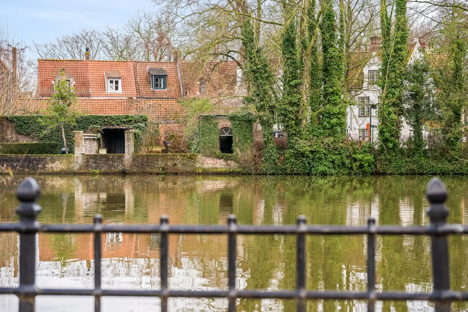 Unieke en idyllische hoekwoning nabij Minnewaterpark en historisch Brugge foto 10