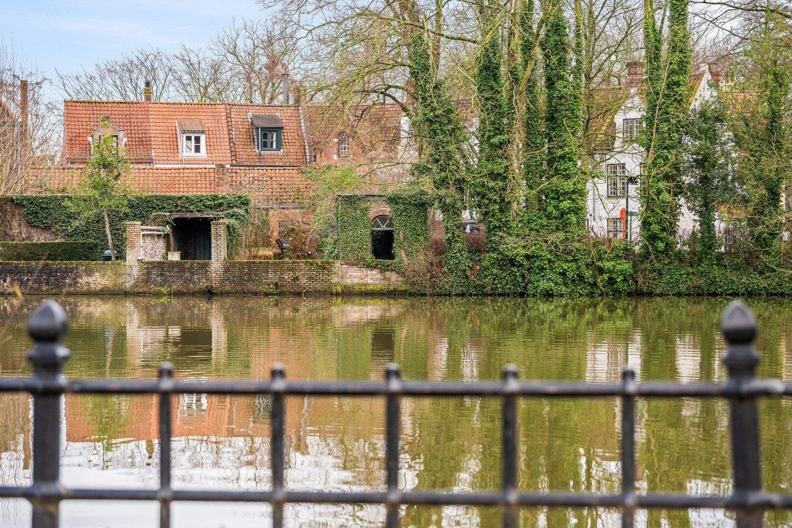 Unieke en idyllische hoekwoning nabij Minnewaterpark en historisch Brugge foto 10