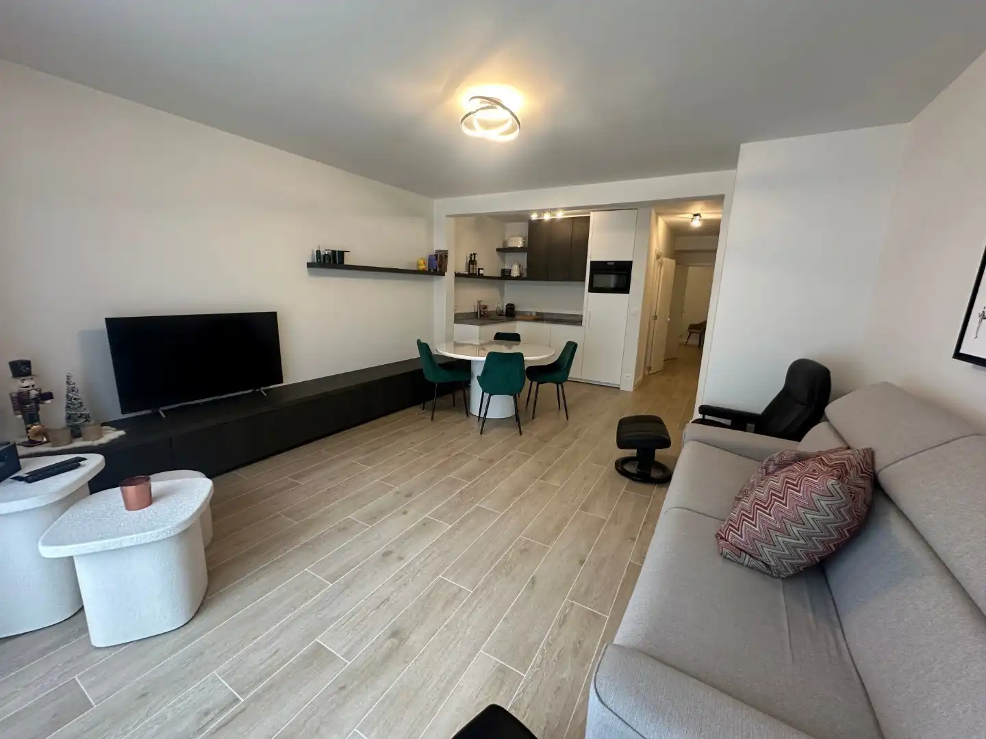 Te huur op jaarbasis gemeubeld appartement met 2 slaapkamers foto 2
