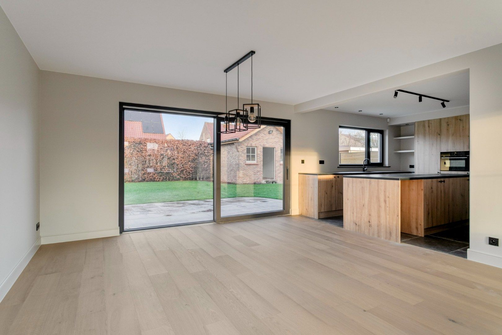 Compleet gerenoveerde villa met 3 slks, aangelegde tuin in een doodlopende straat. foto 3