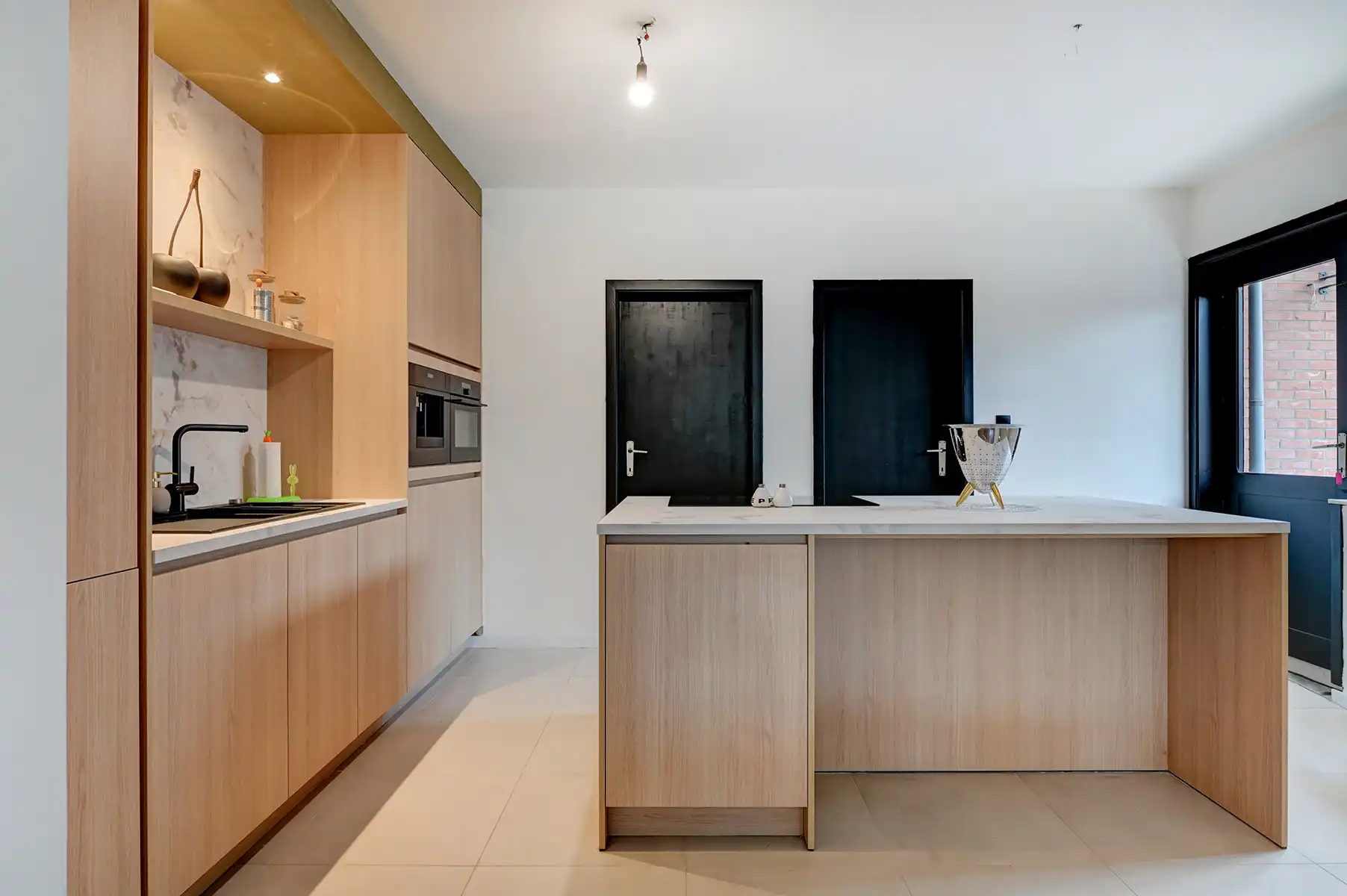 Instapklare, gerenoveerde woning (165 m²) met 2 slaapkamers (mogelijkheid tot 3), veranda en dubbele garage. foto 8