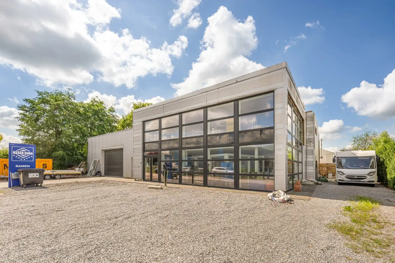 Bedrijfsgebouw met toonzaal, kantoren, magazijn en woonst - groot 700m²  foto 37