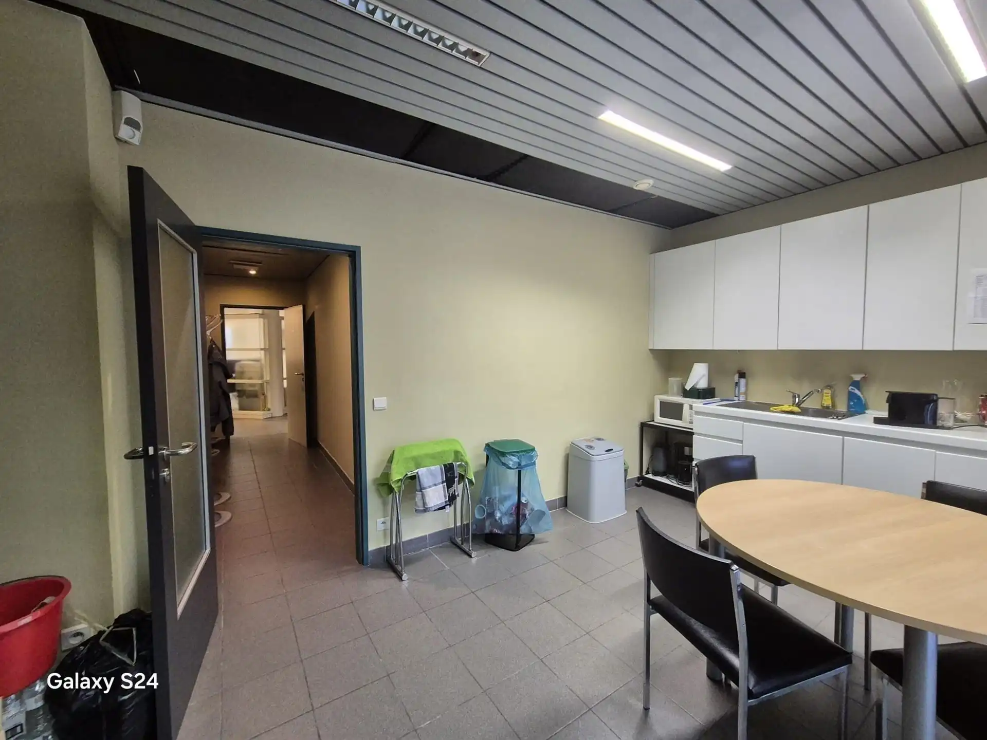 Ruim handelspand te huur – voormalig bankkantoor.  foto 12