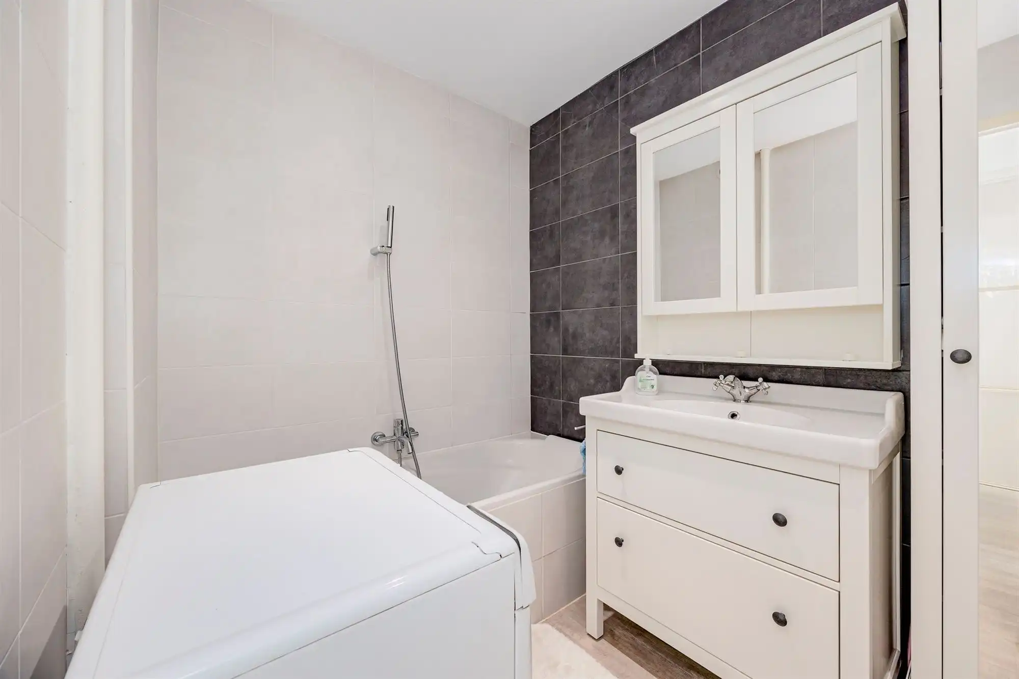 Gerenoveerd 1-slaapappartement met terras te Edegem foto 11