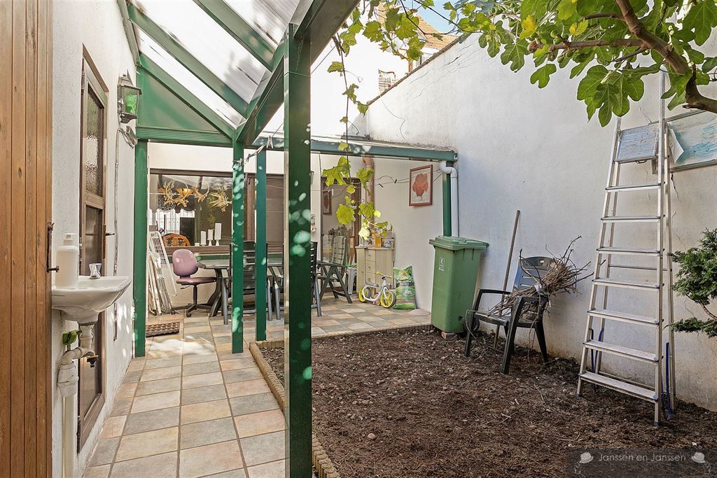 Zeer ruim huis met hoge plafonds, tuin en vier slaapkamers foto 26