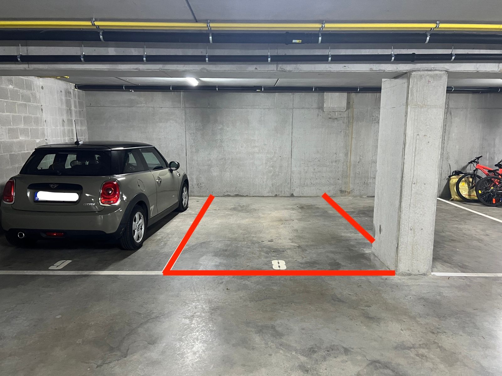 ONDERGRONDSE AUTOSTAANPLAATS TE HUUR IN CENTRUM WOLVERTEM foto {{pictureIndex}}