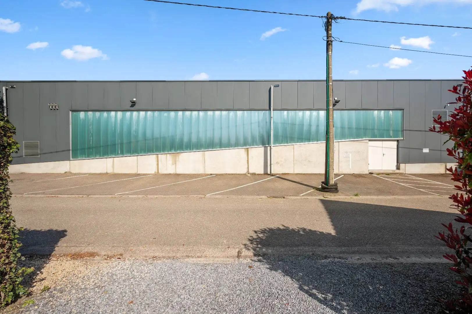Grote hangaar met ruime parkingmogelijkheden is geschikt voor diverse bedrijfsdoeleinden. foto 10