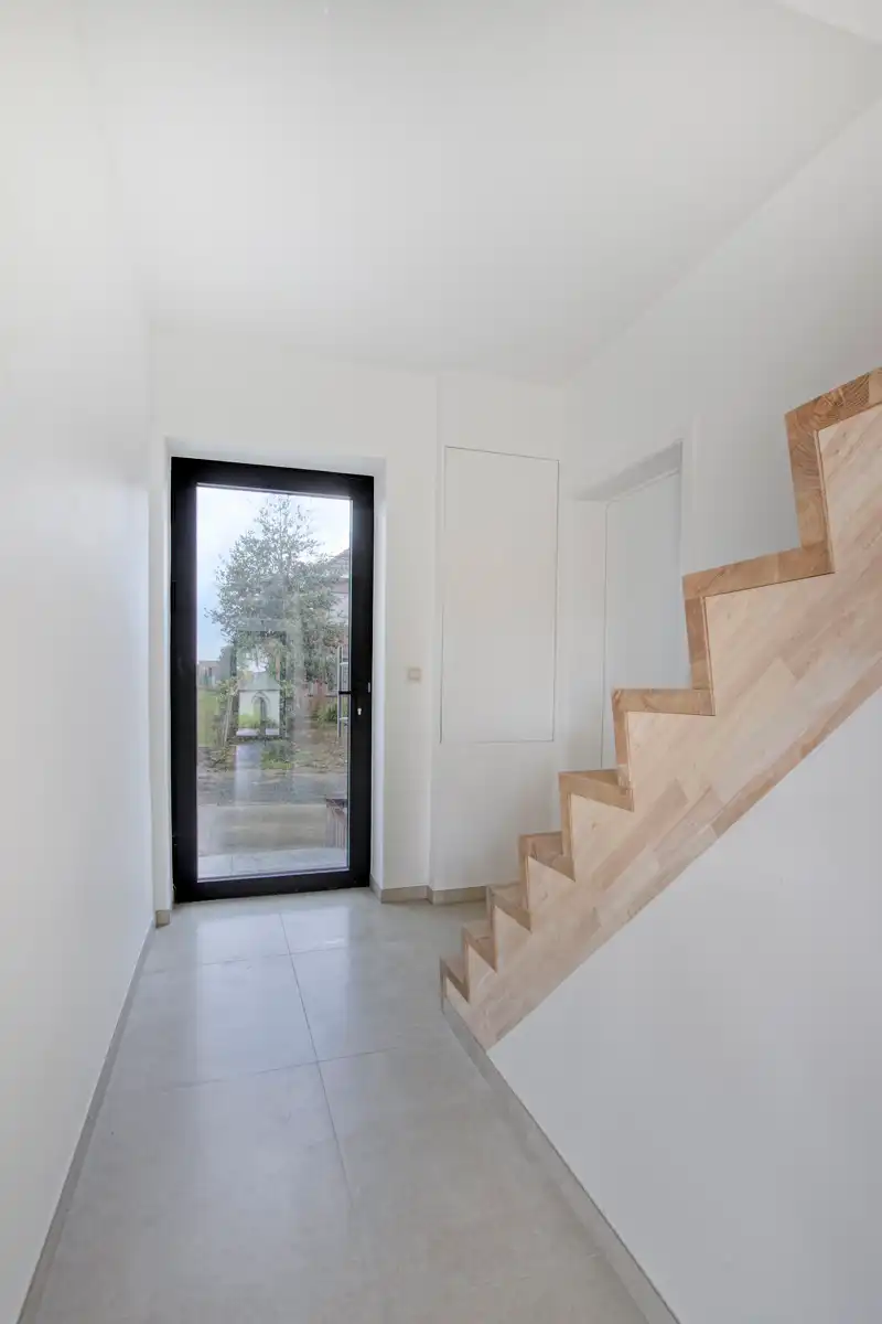 Gerenoveerde woning met 5 slaapkamers en bijbouw foto 8