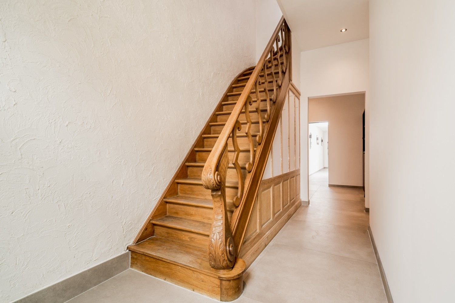 Ruime gerenoveerde woning met 4 slaapkamers en prachtige tuin foto 14