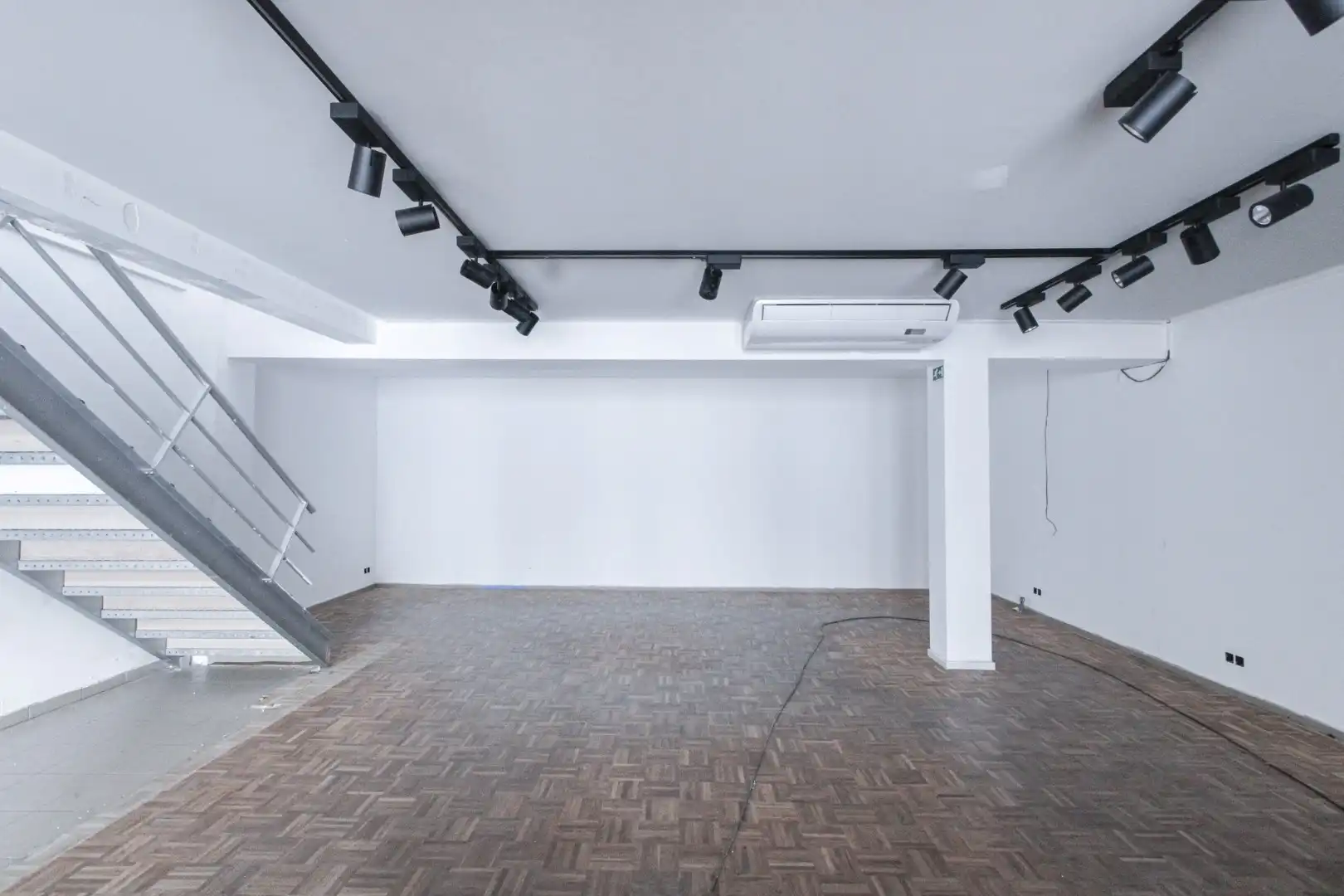 Centraal gelegen winkelpand met mezzanine Lippenslaan 162 foto 2